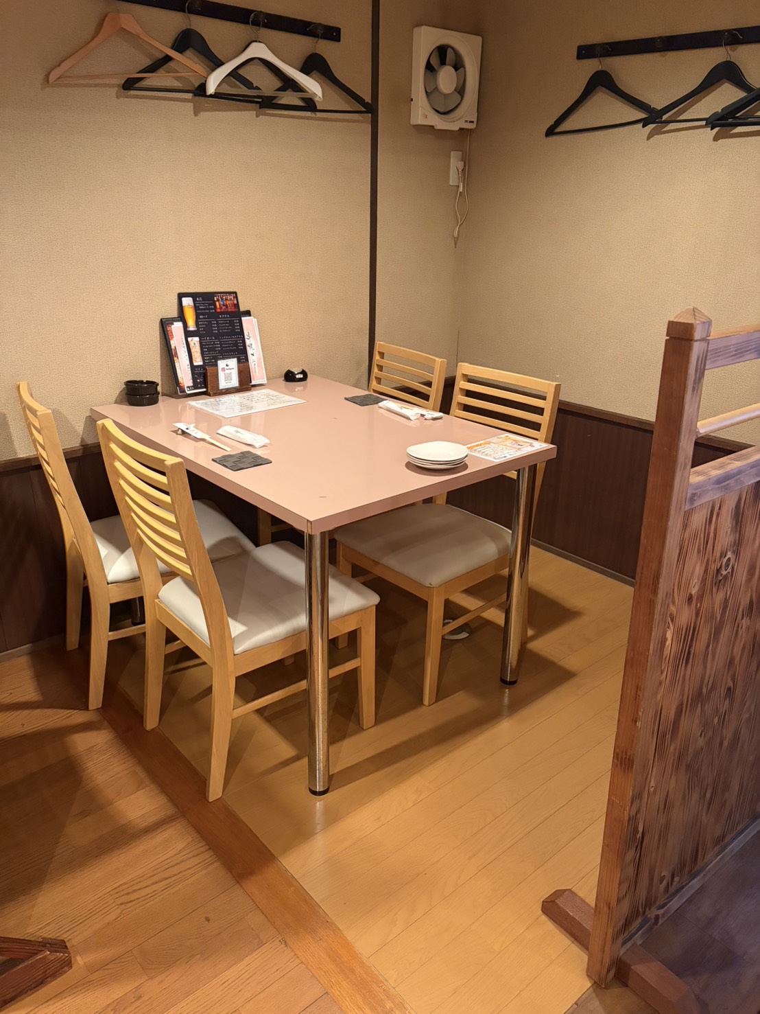 3階 4名がけのテーブル席